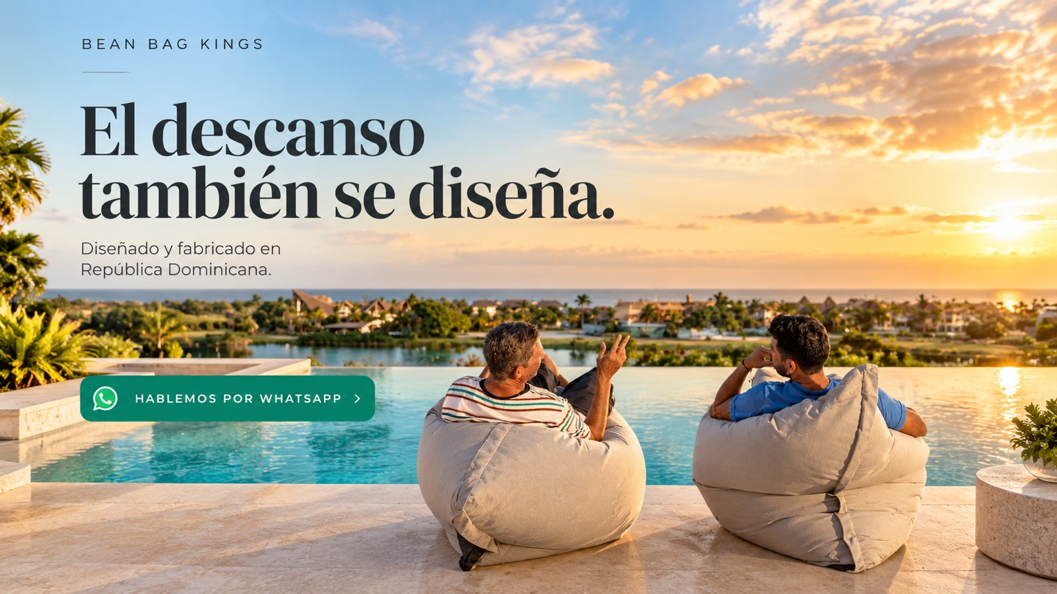 Dos personas descansan en bean bags de Bean Bag Kings junto a una piscina tropical al atardecer